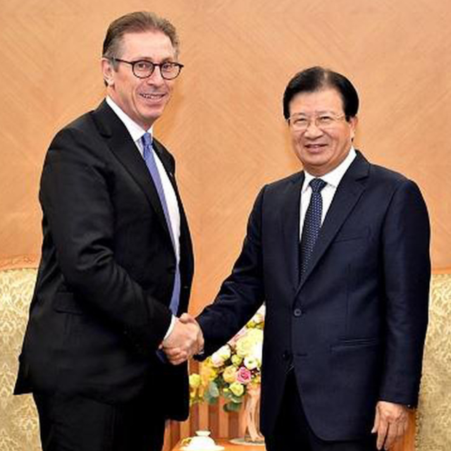 Andy Kinsella praised Vietnam's adoption of renewable energy when he met Deputy Prime Minister Trinh Dinh Dung