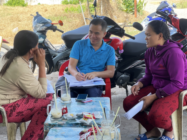 Mainstream team member talks with two local members of Soc Trang community